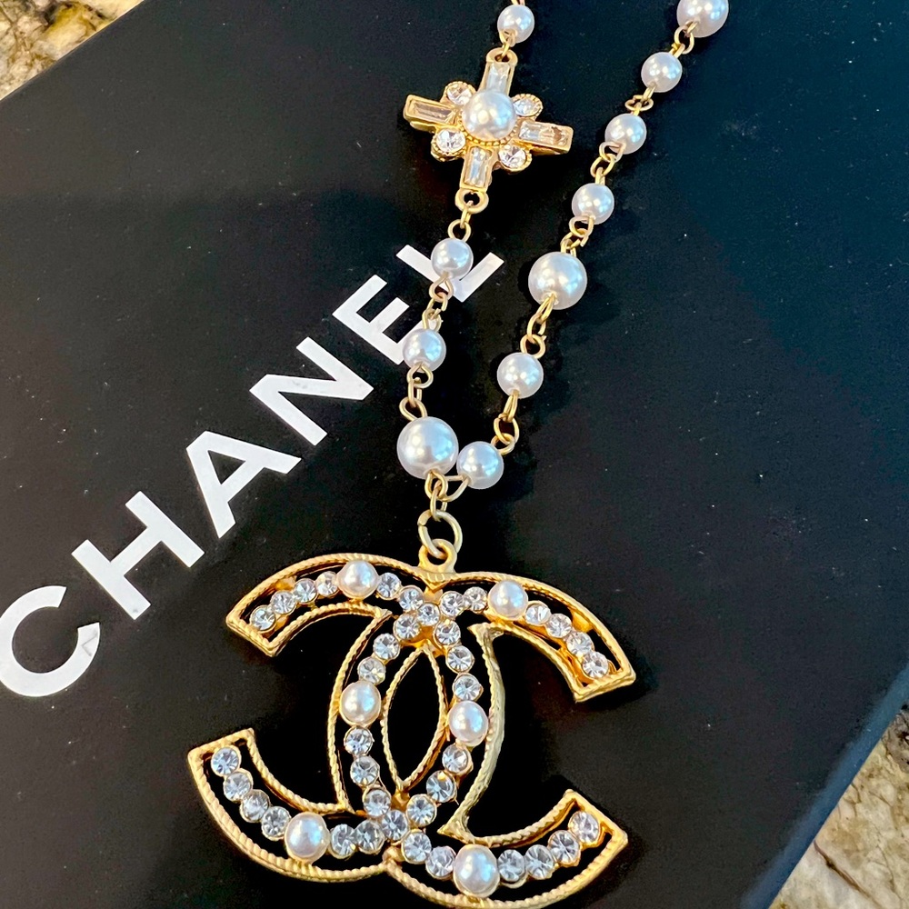 Beautiful Chanel CC faux pearl necklace